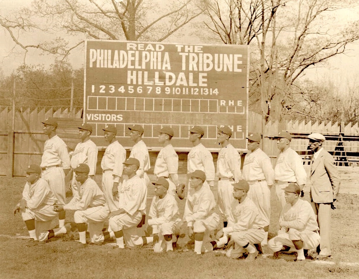 Hilldale baseball team in front of "Read the Tribune" scoreboard, circa 1925